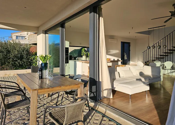 Vila Sea Horizon With A Pool Mravince